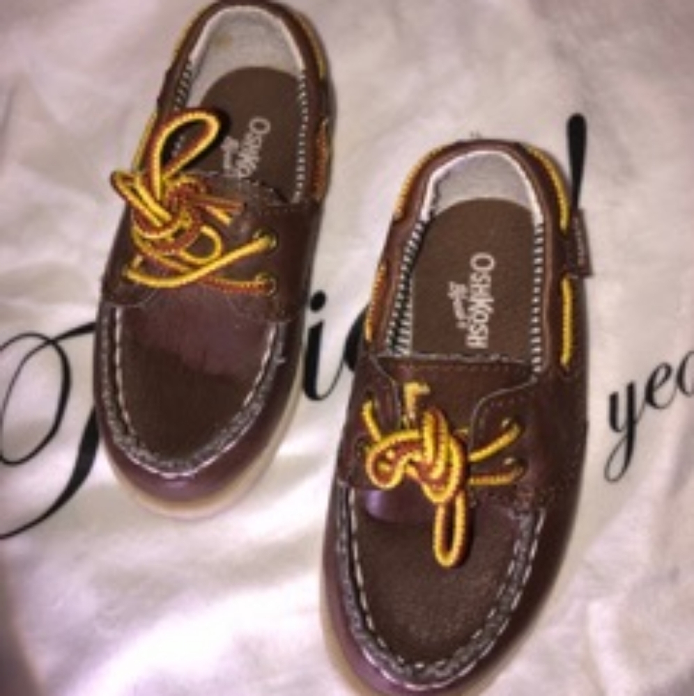 Oshkosh toddler brown boat shoes size 6 has some scratches